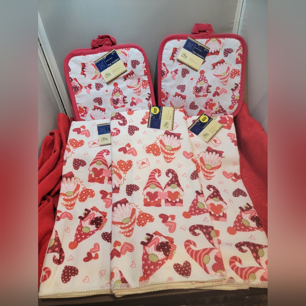 Home Collection Gnomes Valentine's Day Pot Holder & Kitchen Towels Set